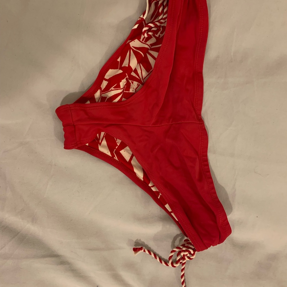 Volcom size L surf bottoms